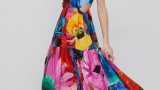 Rochie maxi multicoloră de la Desigual, cu un imprimeu floral statement. Are decupaje laterale și bandă elastică în talie.