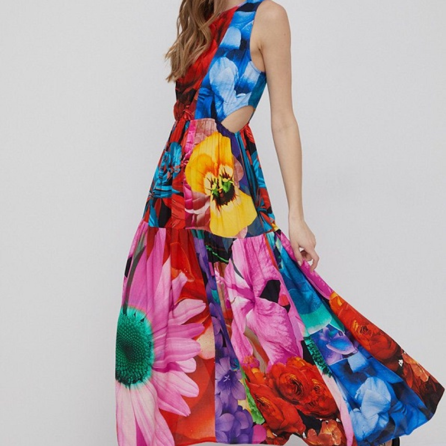 Rochie maxi multicoloră de la Desigual, cu un imprimeu floral statement. Are decupaje laterale și bandă elastică în talie.
