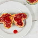 De pregatit iubitului tau de Dragobete: Briose cu crema de branza si sos de capsuni