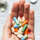 Românii au medic, dar se tratează singuri. Riscurile automedicației