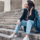 5 tinute feminine care se potrivesc de minune cu sneakers