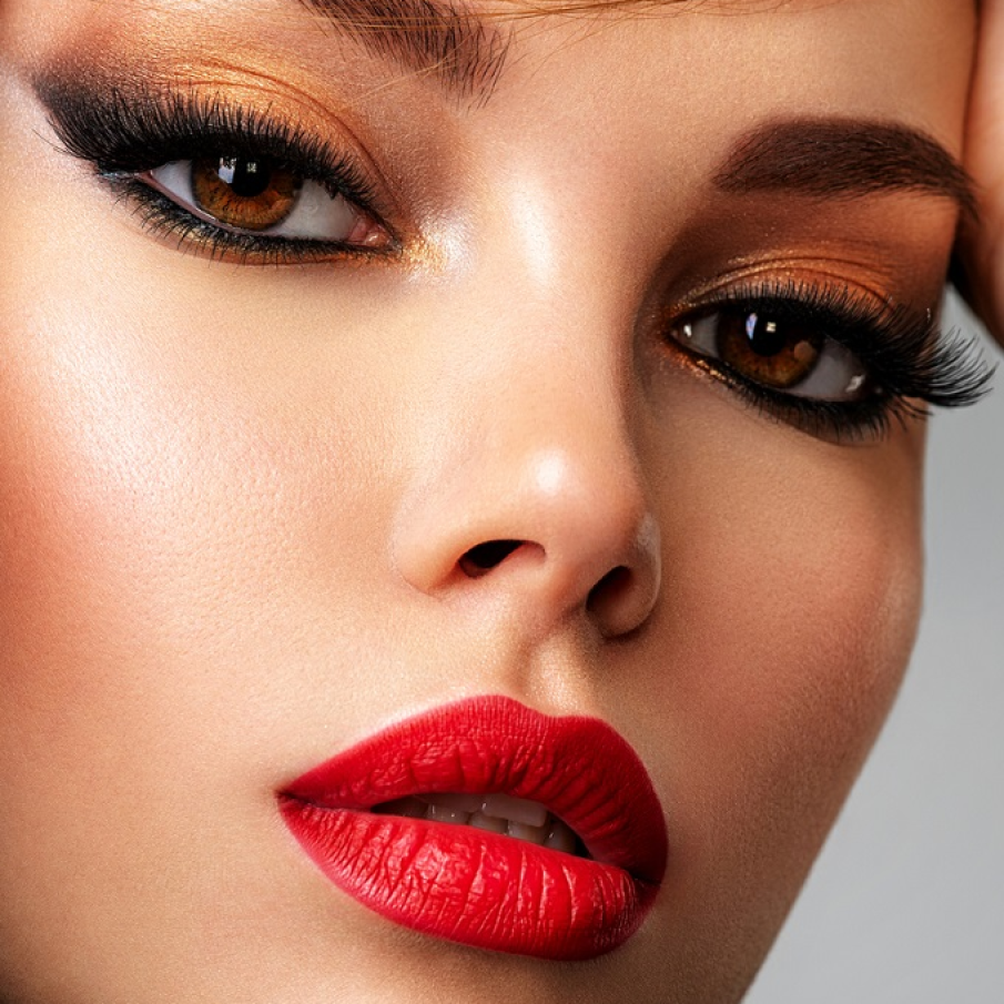 Machiaj clasic cat-eye pe bază de negru și auriu pentru a scoate la lumină unduirile de miere și caramel ale ochilor căprui