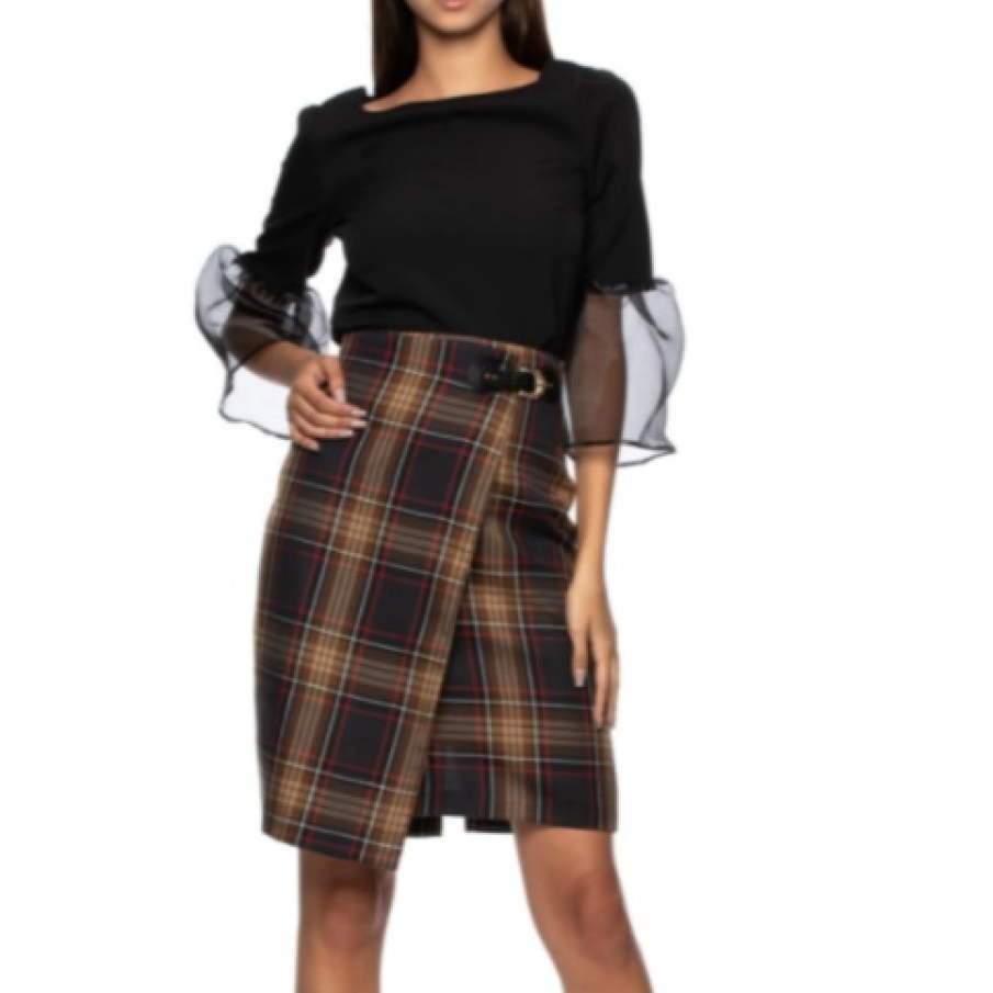 Fustă asimetrică în carouri tip creion, cu o cataramă ce pune în valoare talia 