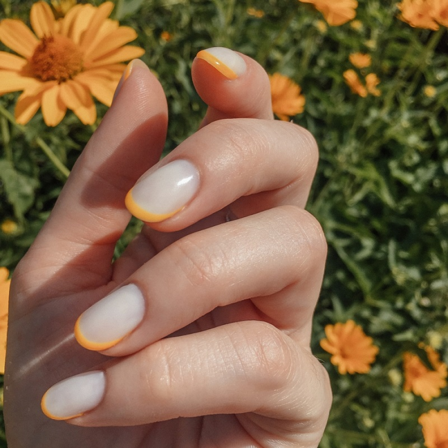 Manichiură franțuzească micro, subtilă și delicată, pe un fond de alb lăptos opac 