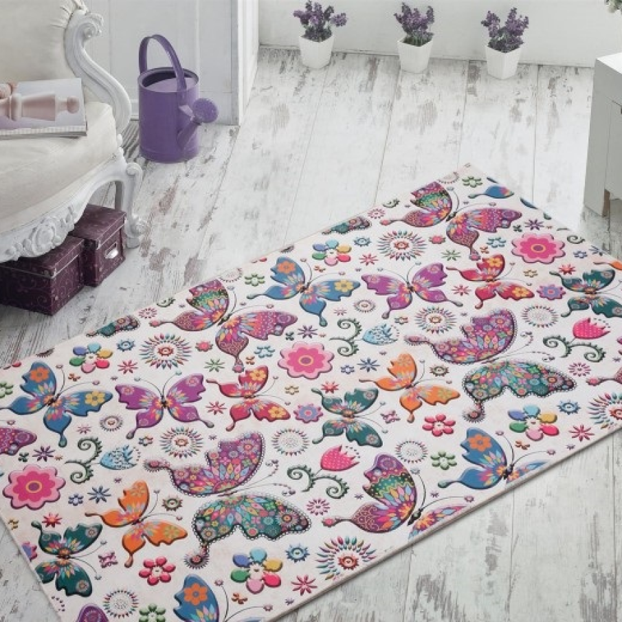 Covor pentru copii Butterfly, având un imprimeu vesel, cu mulți fluturi multicolori. Va aduce veselie și culoare în camera copilului.