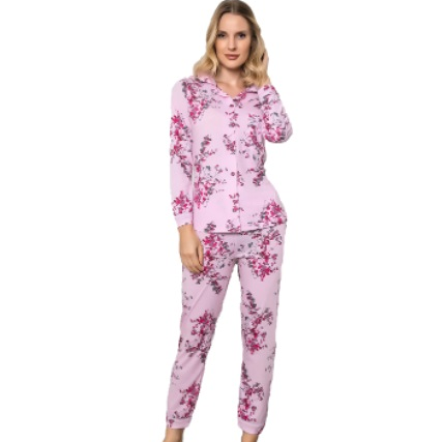 Pijama roz bonbon, cu imprimeu floral delicat, confecționată 100% din bumbac. Are mâneci și pantaloni lungi. 