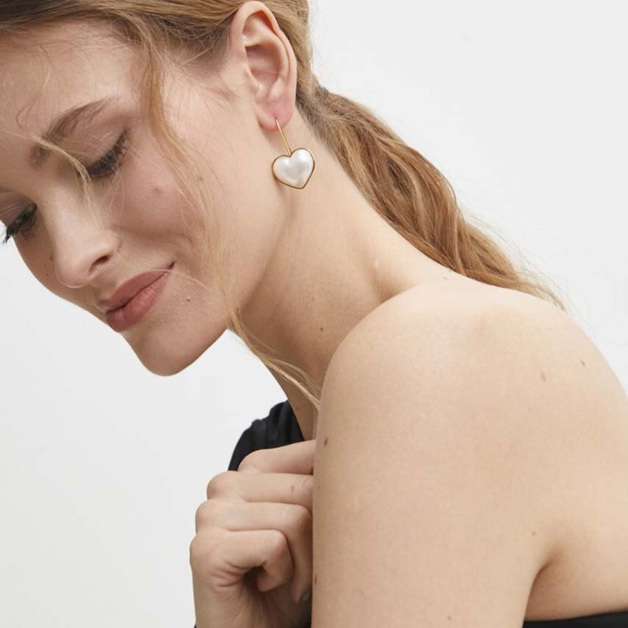 Cercei din colecția Answear Lab cu aspect perlat, în formă de inimă, din oțel inoxidabil. Vin împachetați în cutiuță specială