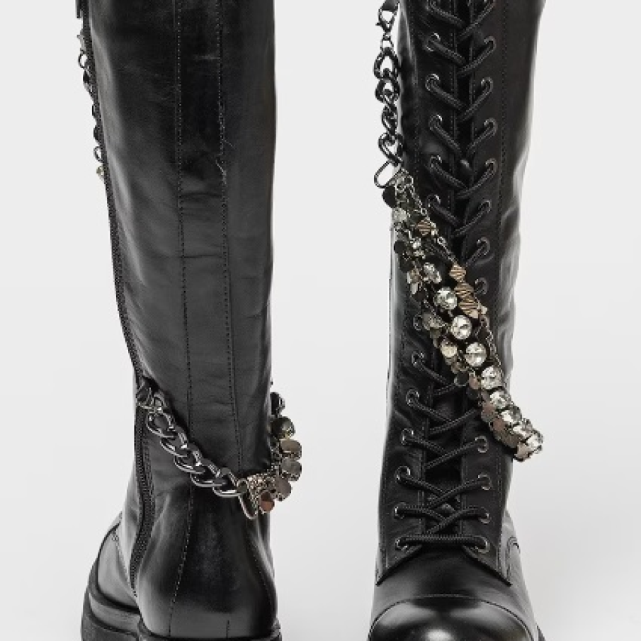 Cizme lungi din piele, comode, cu toc scurt și talpa groasă by  Tosca Blu. Au detalii din lanț și ștrasuri