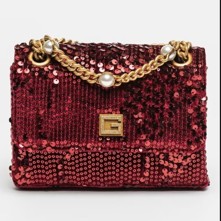 O mică și superbă geantă Guess cu paiete în nuanță de roșu închis, cu efect de strălucire și glamour