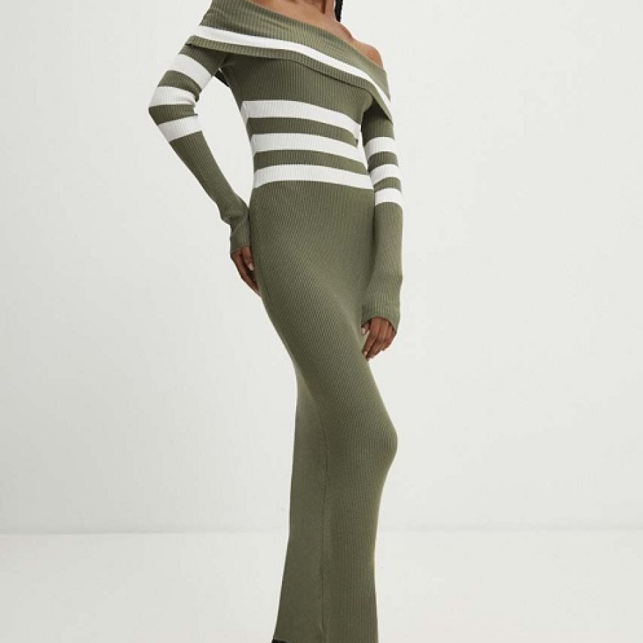 Rochie din colecția Answear Lab în nuanță de verde militar, cu imprimeu parțial în dungi albe orizontale. Conține 7% lână 