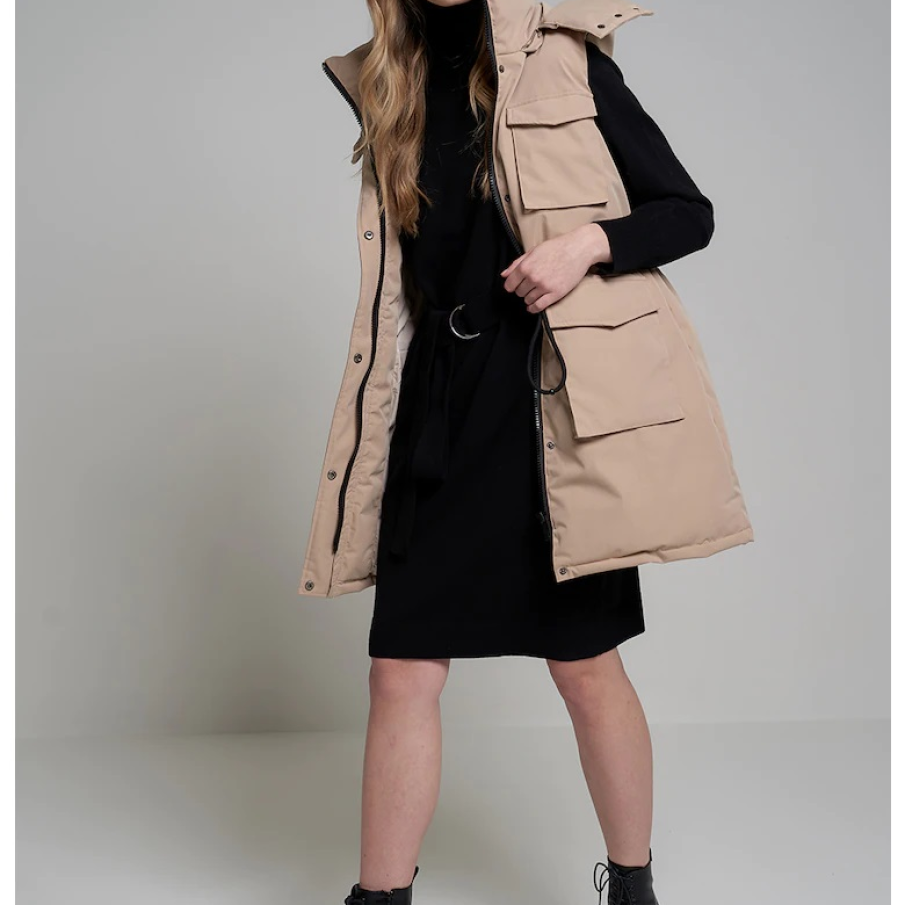 Vestă cu glugă și șnur de la Big Star într-o nuanță uni de bej, perfectă pentru a fi purtată peste rochițele de toamnă 