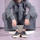 HEYDUDE dezvăluie o nouă campanie „Fashion Crisis Hotline” cu ambasadorul global al mărcii, Sydney Sweeney