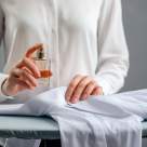 Cum să scapi rapid de petele de parfum de pe haine. Trucuri simple și eficiente