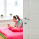 Când începe copilul să aibă „intimitate”? Vârsta la care trebuie să bați la ușă