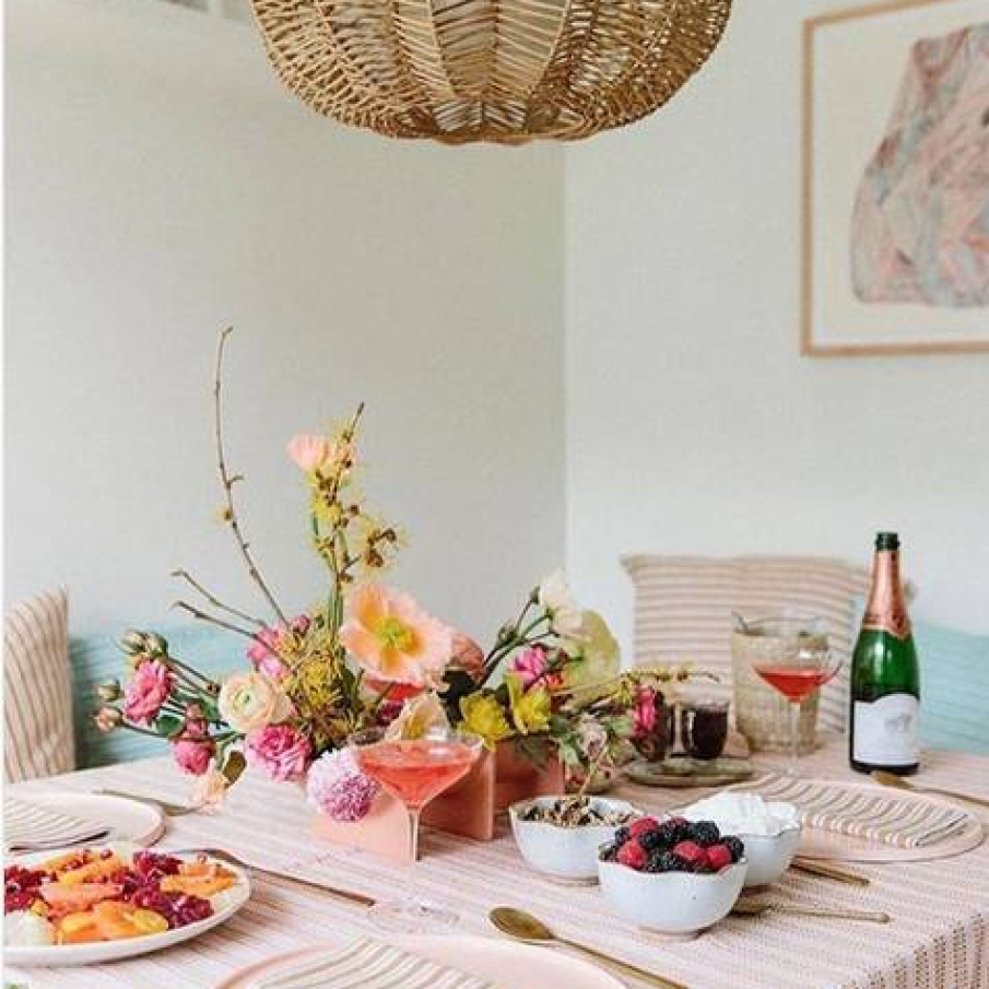 Decoreaza masa in nuante dulci precum roz pastel 