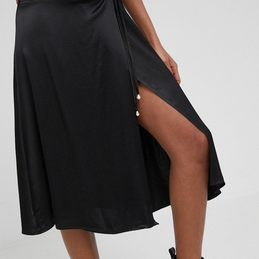 Fustă evazată și comodă, cu încrețituri decorative, croială în clos și un șliț îndrăzneț, ce pune în evidență piciorul. 