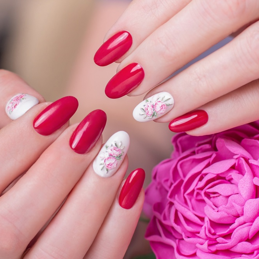 Sunt atat de frumosi bujorii incat era imposibil sa nu ii regasim si pe unghiute, nu doar in gradini