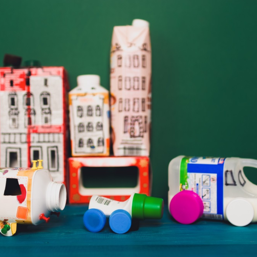 Jucarii pentru copii: Blocuri, case si masinute realizate din cutii de lapte de carton 