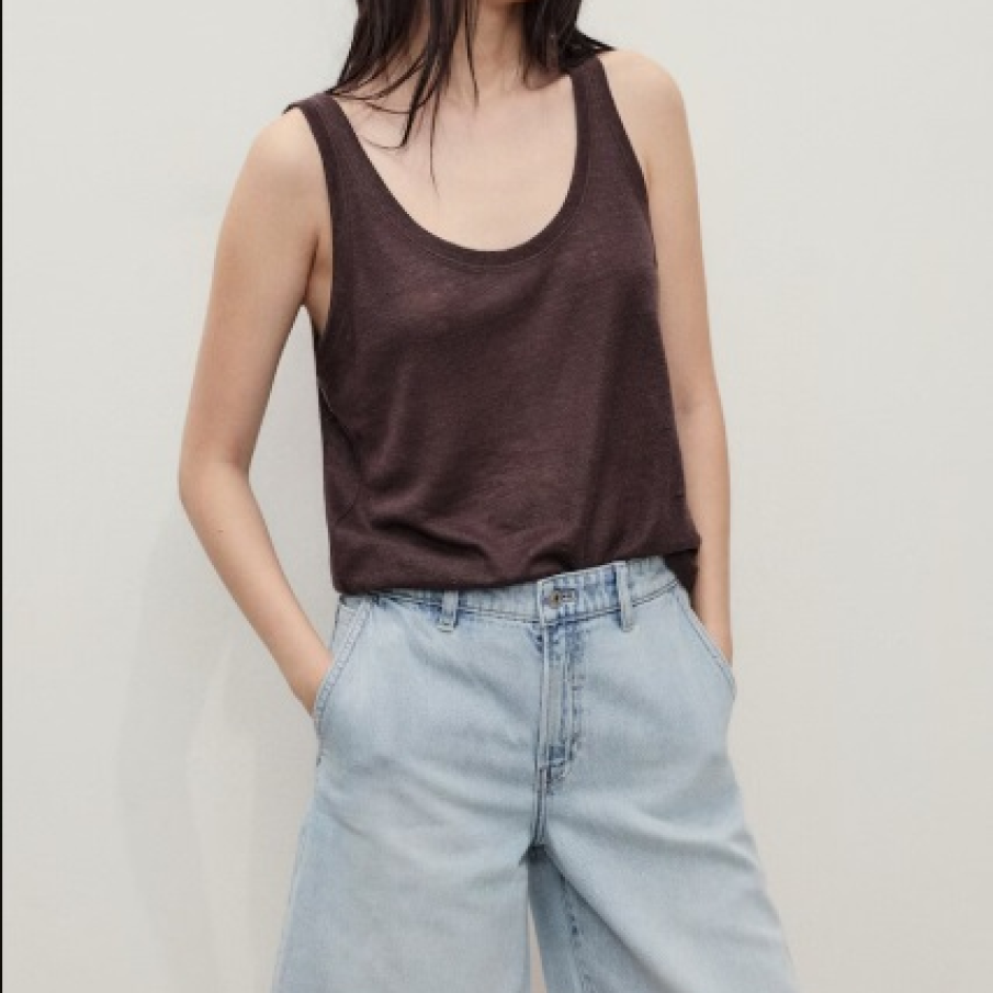 Se poartă pantalonii scurți de dimensiuni mai lungi în vara 2025: 10 modele moderne