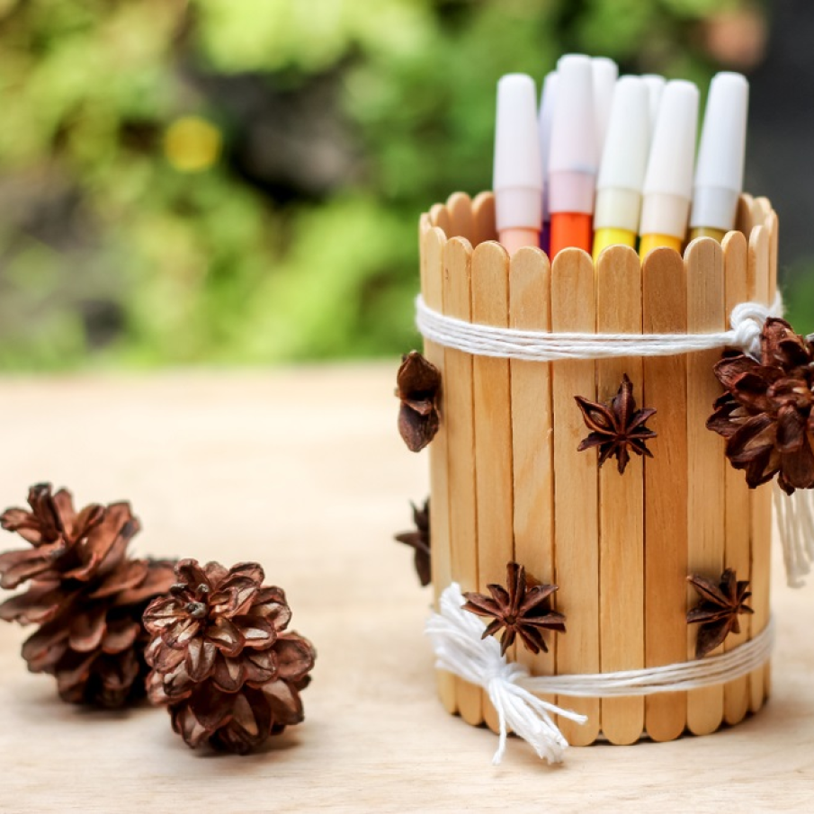 Suport de pixuri si creioane din cutie de conserva si bete de inghetata 