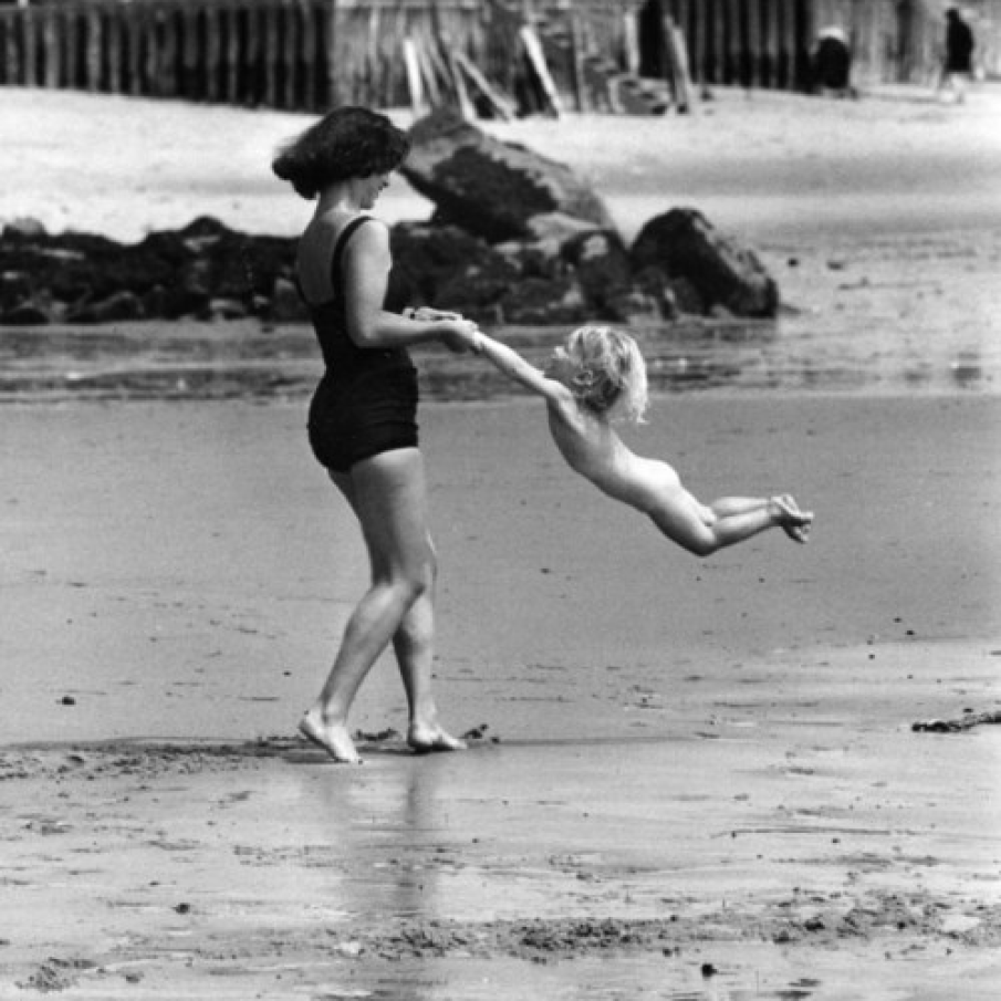 O mama jucandu-se cu fetia ei - cca. 1950