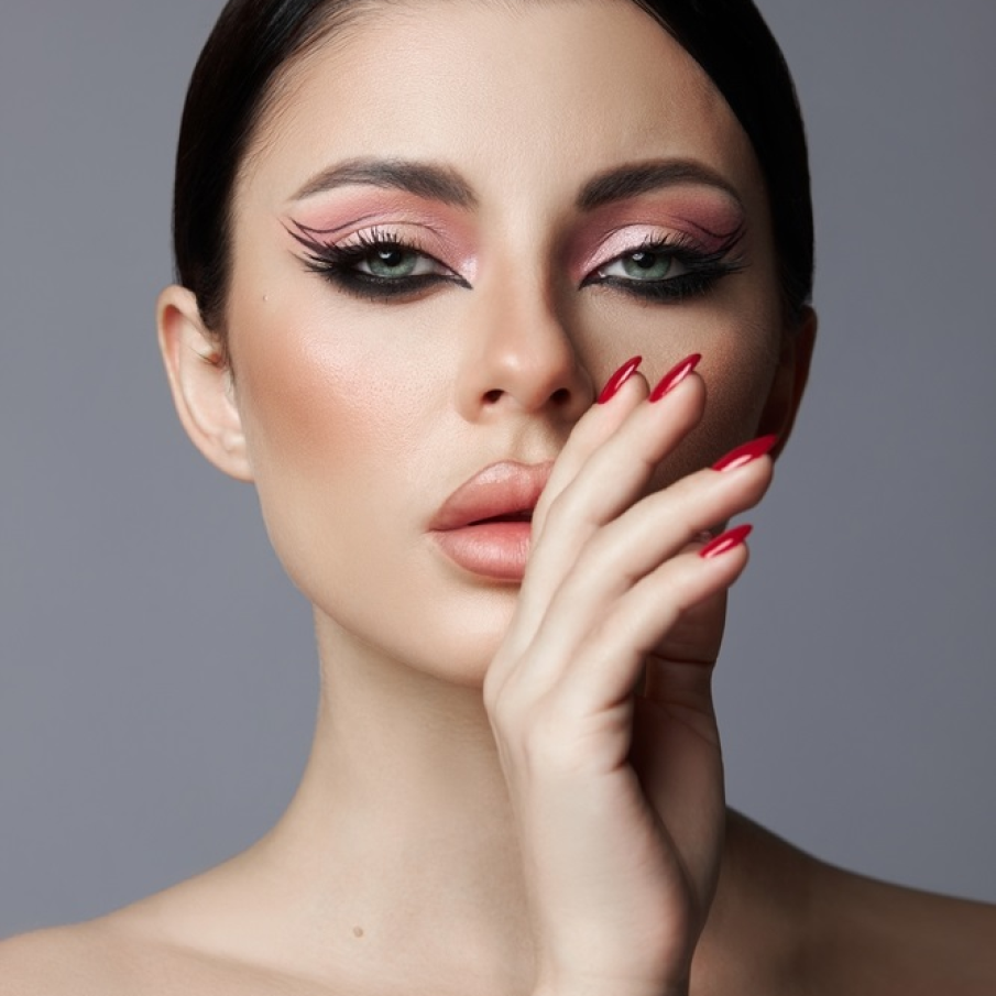 Machiaj de toamnă în stil cat eye, cu linii grafice creative 