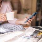 Telefonul, hoțul invizibil de energie. Obiceiul banal de dimineață care îți sabotează întreaga zi