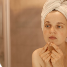 Care este legătura între schimbările hormonale și sănătatea pielii?