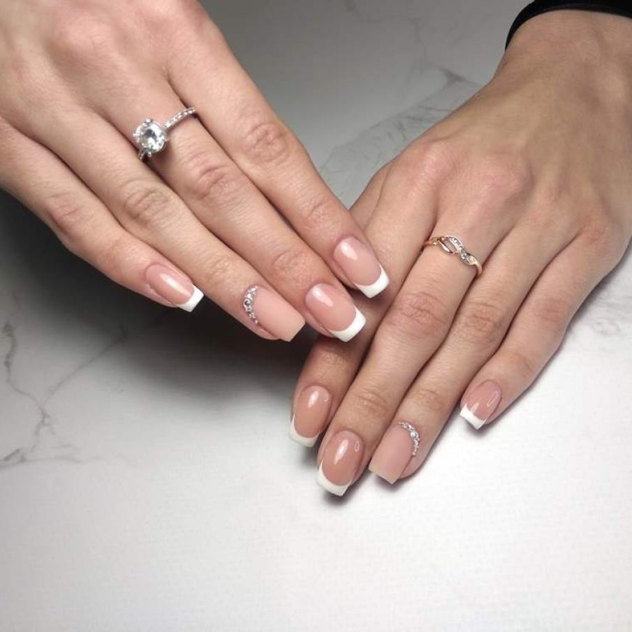 Manichiura French patrata, in nuante dulci, nude 