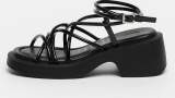 Sandale negre cu talpă masivă și bretele multiple finuțe, lăcuite pentru un contrast de efect 
