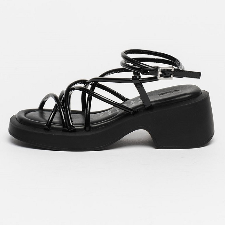 Sandale negre cu talpă masivă și bretele multiple finuțe, lăcuite pentru un contrast de efect 