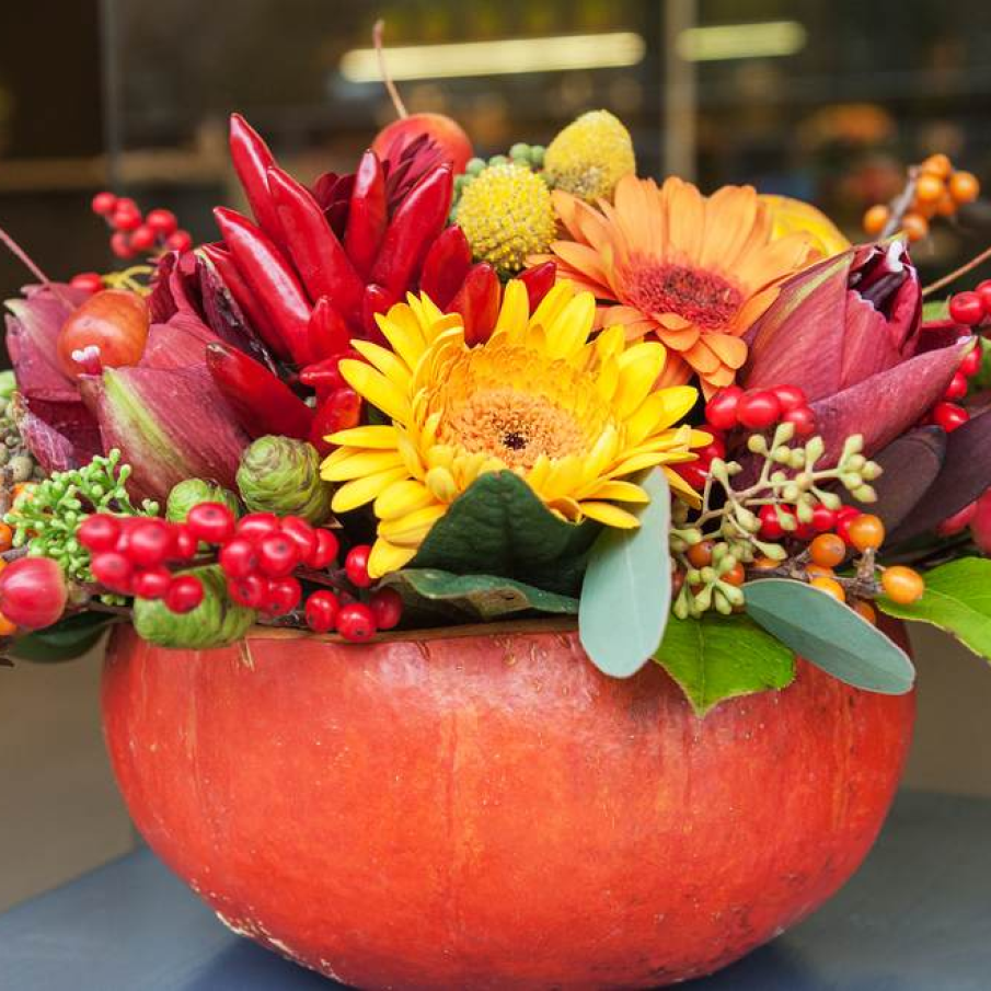 Cos de dovleac cu legume, frunze, flori si fructe 