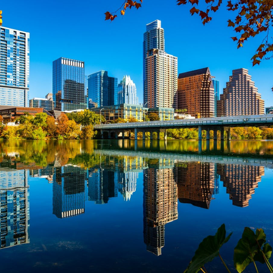 Reflexie a orașului Austin (Texas) în apele lacului Lady Bird 