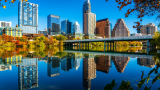 Reflexie a orașului Austin (Texas) în apele lacului Lady Bird 