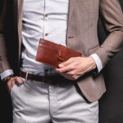 De ce tot mai mulți bărbați aleg un card holder în locul portofelului clasic