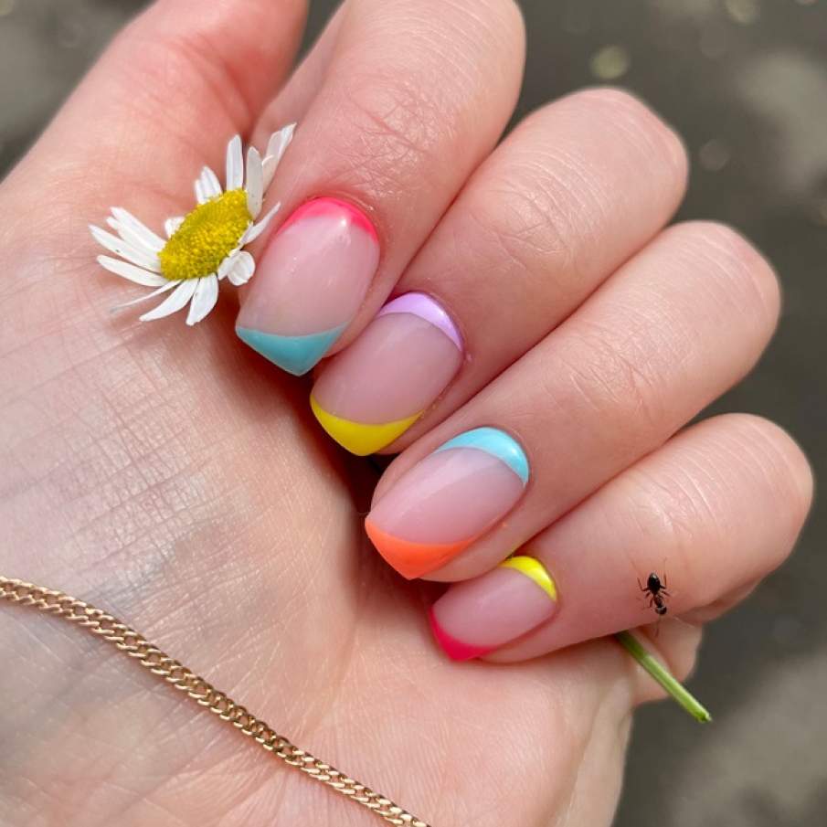 Manichiură colorată de vară, inspirată de culorile curcubeului, cu bazele și vârfurile unghiilor având accente de culoare