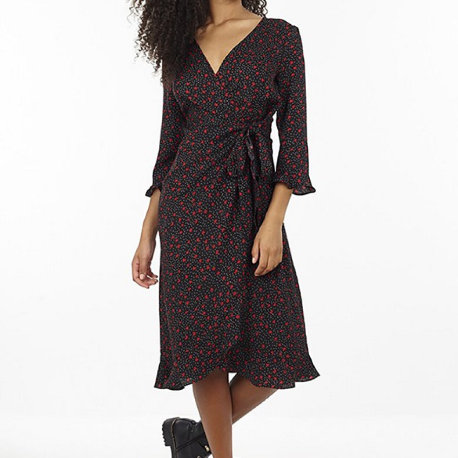 Brave soul: Ia multe inimioare roșii și simpatice și așază-le pe o rochie petrecută și vei obține o rochie extrem de feminină