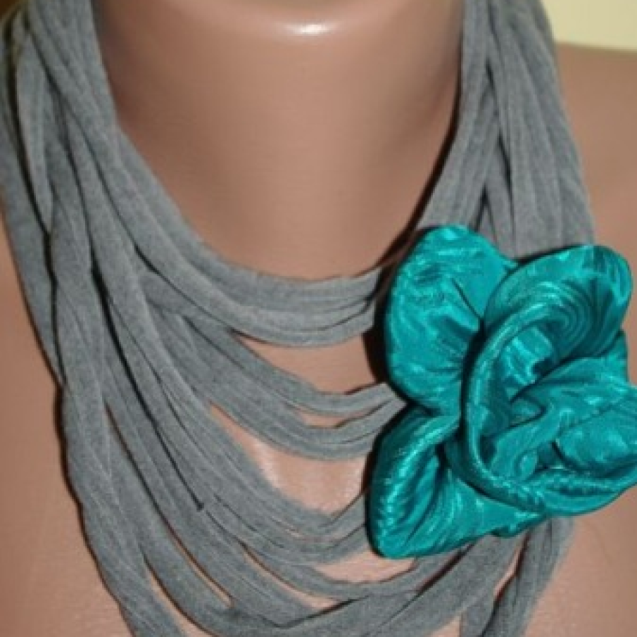 Colier textil cu brosa din matase