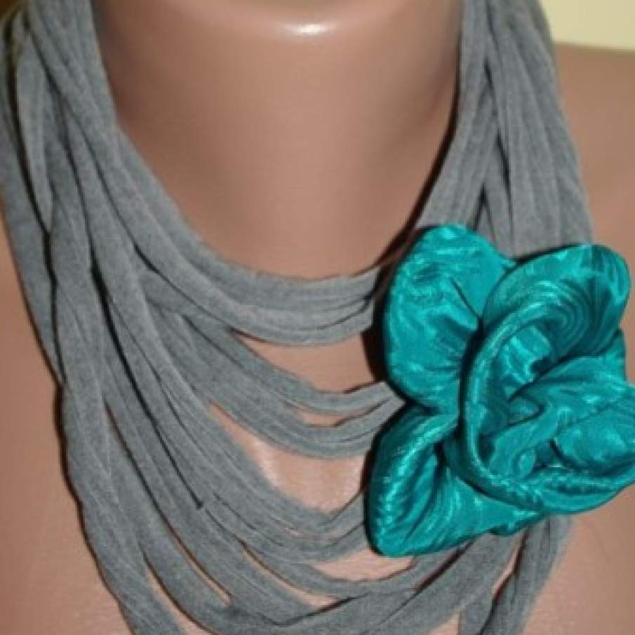 Colier textil cu brosa din matase