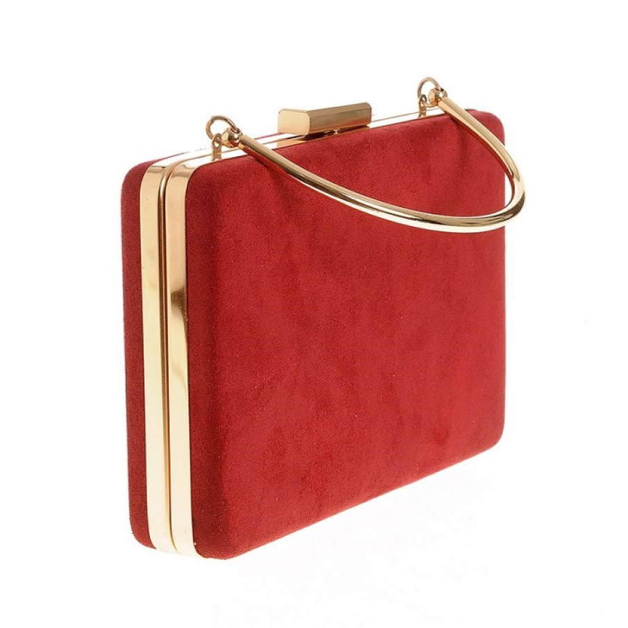 O geantă plic micuță, dar de efect, cu detalii aurii, perfectă pentru a fi asortată la o ținută all black sau la un little black dress. 