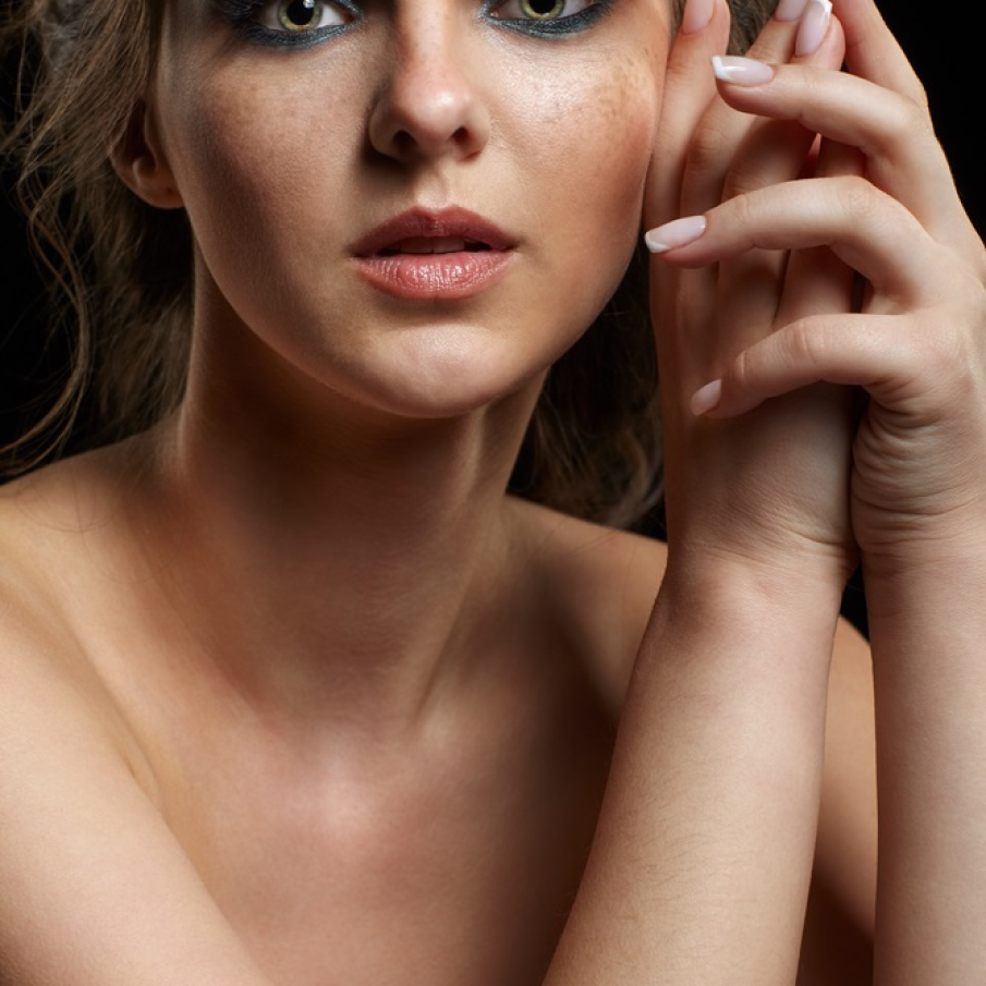 Chiar dacă tonurile albastre de fard nu sunt tocmai recomandate ochilor verzi, arată minunat combinate cu fard maroniu 