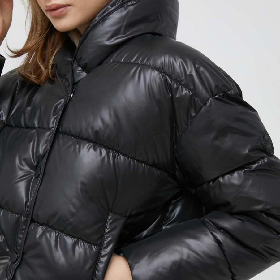 Geacă din colecția Pepe Jeans cu rezistență sporită la apă. Are linia umerilor ușor lăsată și guler ridicat