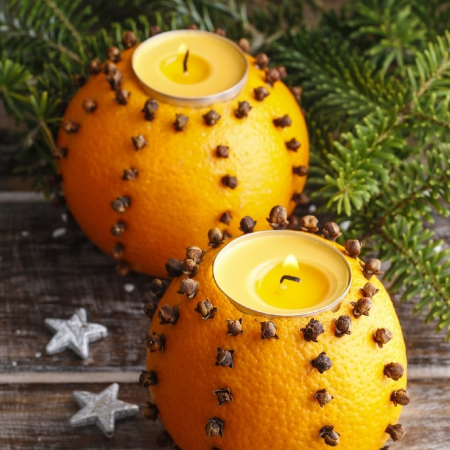 Suport de lumânări din portocale decorate cu cuișoare 