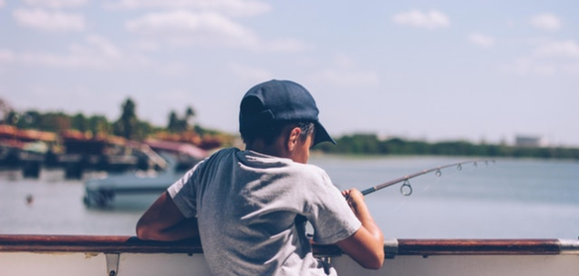 Un baietel si un inginer se duc la pescuit. Baiatul este fiul inginerului dar inginerul nu este tatal sau. Cine este inginerul?