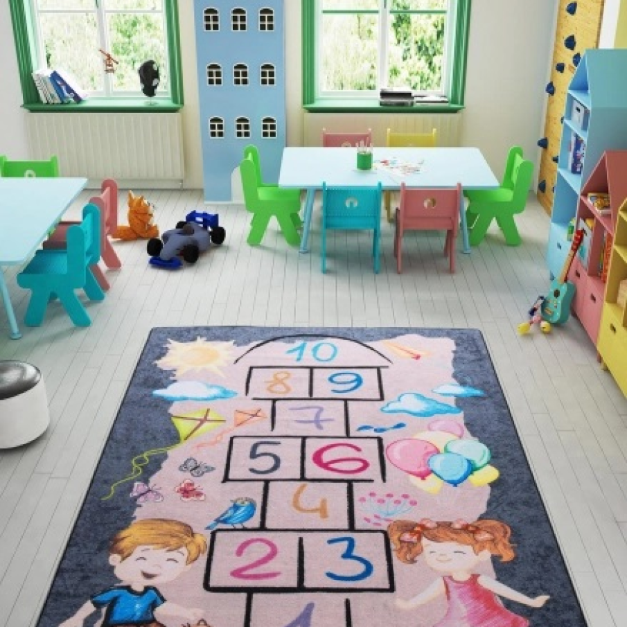 Covor Pentru Copii antiderapant Street Game. Un covor haios care se potrivește de minune într-o cameră de copii și care ne amintește de unul din jocurile preferate ale copilăriei: șotronul. Are dimensiunile de 133x190 cm.