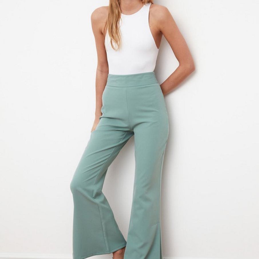 Pantaloni verde menta evazați, cu șlițuri laterale, ce pot fi purtați atât cu pantofi sport, cât și cu încălțăminte elegantă. 