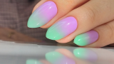 Manichiură gradient pe unghii în formă de migdală în care trecerea se face de la violet la verde