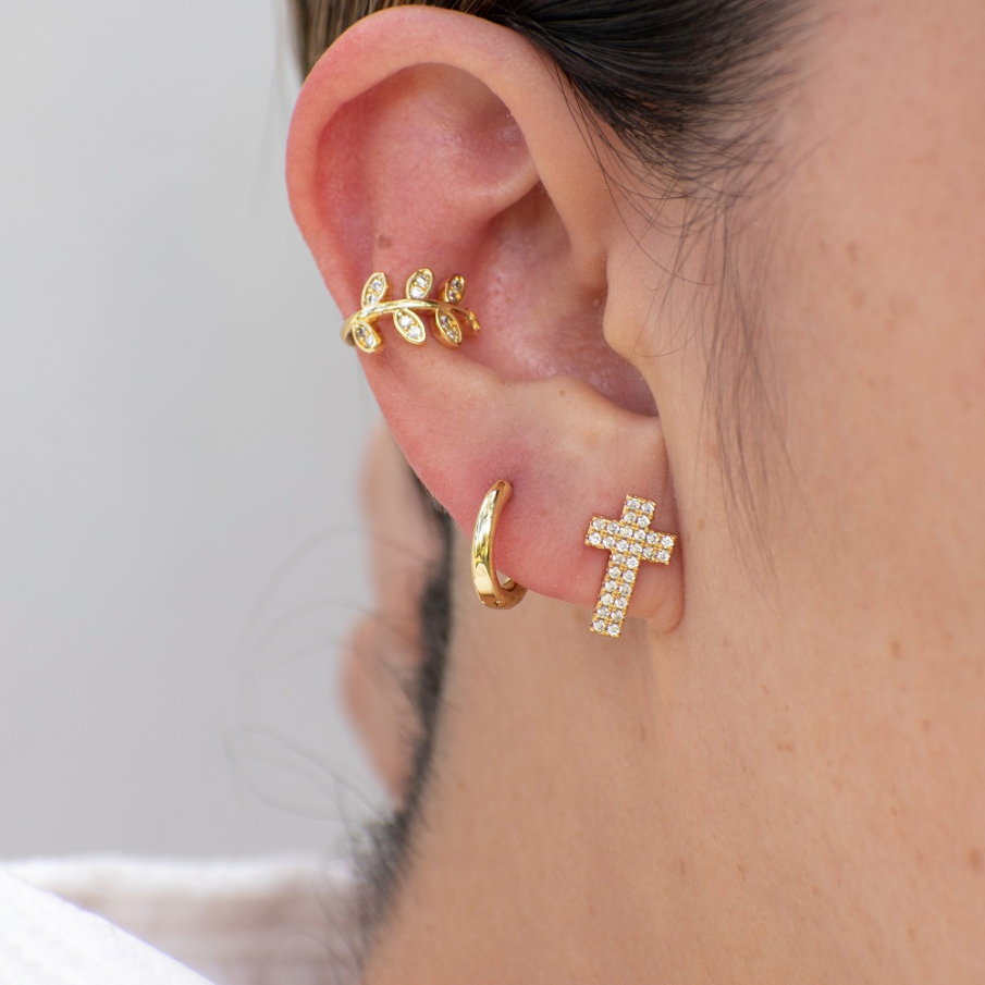 Cerceii tip ear cuff, care se prind de lobul urechii, merg de minune combinați cu cercei obișnuiți, însă de forme diferite. Efectul este unul wow!