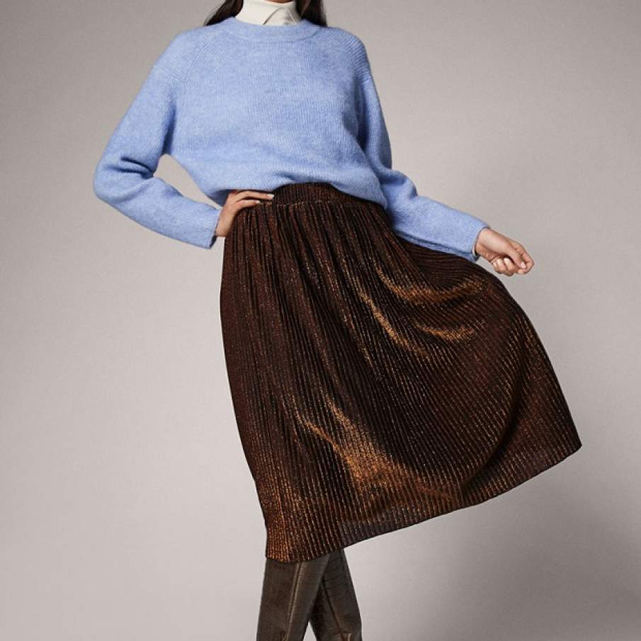 Fustă maro comma, de lungime medie, ce iese în evidență datorită firelor strălucitoare din țesătură