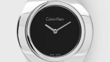 Ceas Calvin Klein cu brățară argintie, elegantă, și cadran negru, rotund. O bijuterie în sine! 